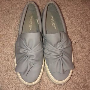 Bow tie size seven shoes